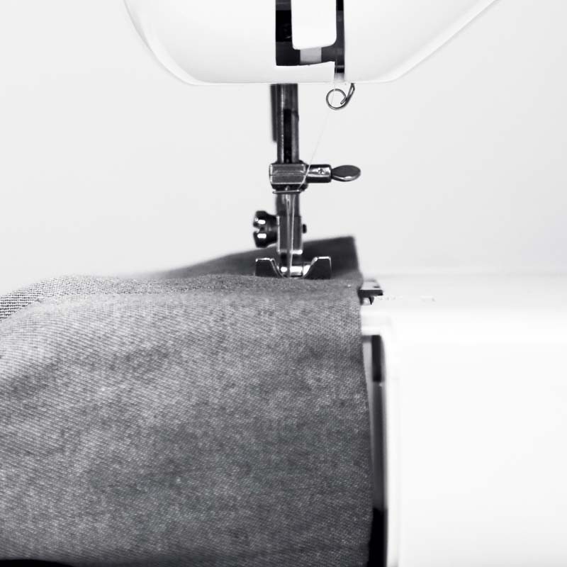 MACHINE A COUDRE AVEC 14 POINTS AJUSTABLES AVEC ELAIRAGE LED ET ACCESSOIRES OFFERTS MAC3POP DE HARPER