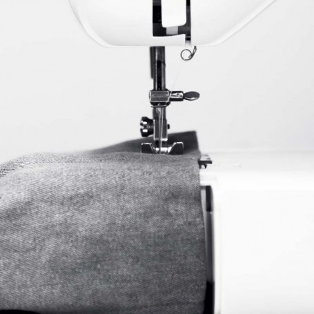 MACHINE A COUDRE AVEC 14 POINTS AJUSTABLES AVEC ELAIRAGE LED ET ACCESSOIRES OFFERTS MAC3POP DE HARPER